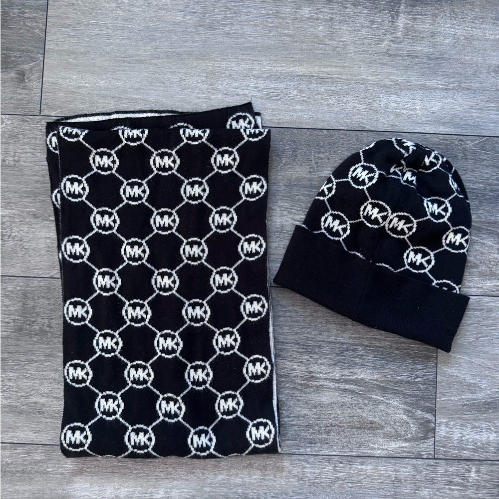 MICHAEL Michael Kors Black and White Scarf and Hat Set